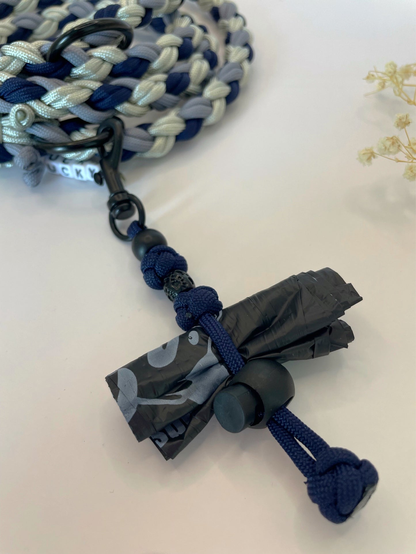 Kotbeutelhalter aus Paracord